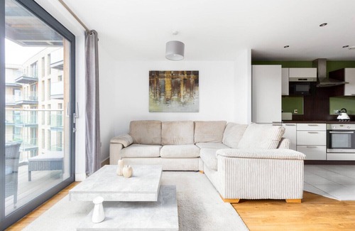 Rotherhithe Apartment | 2 Bed Flat with Balcony in Canada Water