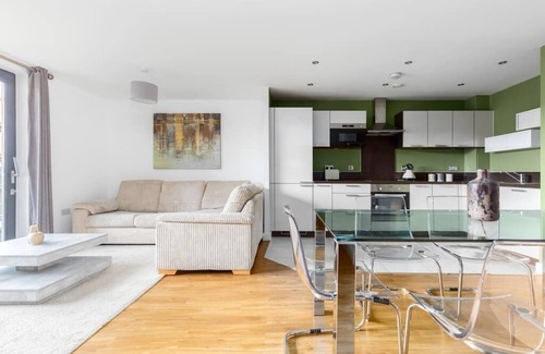 Rotherhithe Apartment | 2 Bed Flat with Balcony in Canada Water