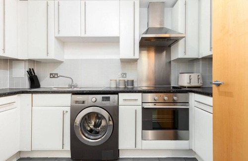 Homerton Apartment | 2 Bed Flat with Balcony in Hackney