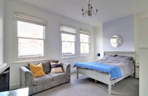 Southfields Apartment | 2 Bed Flat with everything you need for a lovely stay in Southfields London SW18