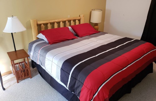 Cheboygan House | 2 bed home secluded on a wooden lot, 5 minutes from Mackinaw City! Sleeps 7-10!