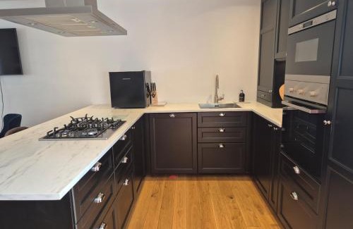 Inverness House | 2 Bed House - free parking, short walk to centre