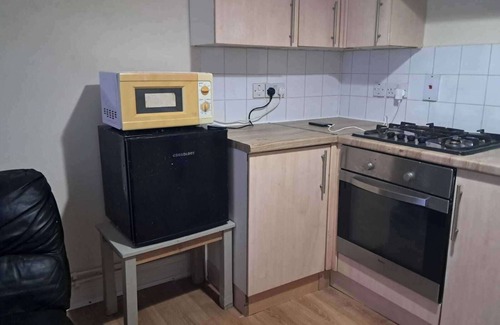 Newham Apartment | 2 Bed House - house 2 people ,with central Links