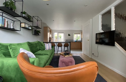 Hampton North House | 2 Bed House in Hampton