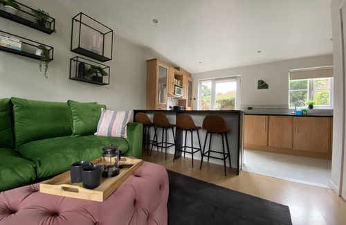 Hampton North House | 2 Bed House in Hampton