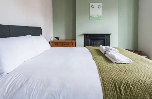 Crofton Park House | 2 bed house in Honor Oak South London | Pass The Keys