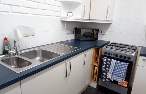 Bolton House | 2 Bed House - Sleeps 4 - Pets - Garden - Parking