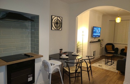 Manchester House | 2 Bed House - Sleeps 5 - Parking - Wifi