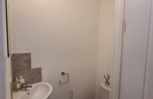 Manchester House | 2 Bed House - Sleeps 5 - Parking - Wifi