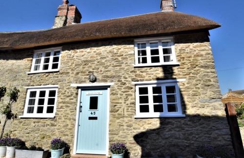 Bridport House | 2 Bed in Burton Bradstock DC166