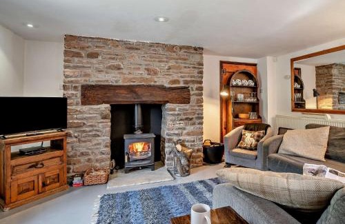 Crickhowell House | 2 Bed in Cwmdu BN194