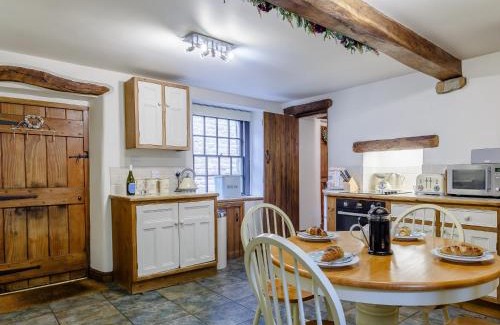 Longnor House | 2 Bed in Longnor 78661