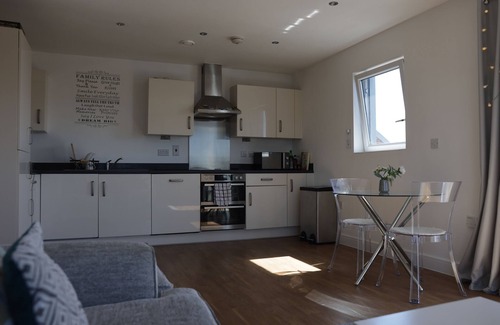 Brooklands Apartment | 2 Bed Penthouse near Romford Station with Free Parking