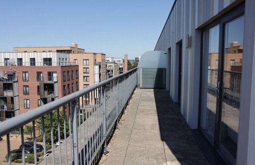 Brooklands Apartment | 2 Bed Penthouse near Romford Station with Free Parking