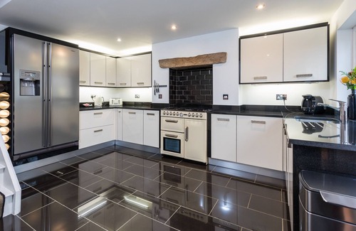 Trafford Apartment | 2 Bed Penthouse with Roof Terrace + parking near Metro to Old Trafford & City