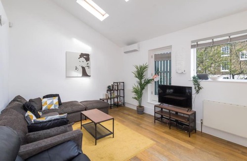 Angel Apartment | 2 Bed Private Townhouse Mews, King's Cross London