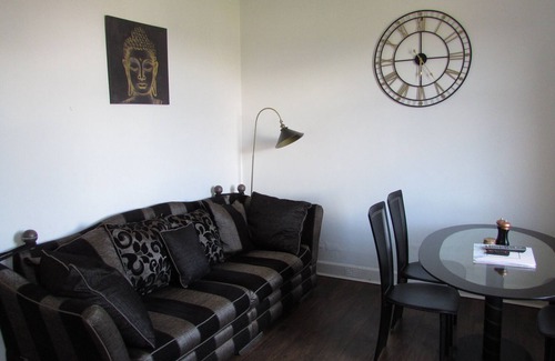 Troon Apartment | 2 bed refurbished first floor flat in town centre location in Troon, close to popular pubs, rest...