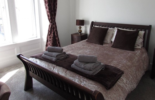 Troon Apartment | 2 bed refurbished first floor flat in town centre location in Troon, close to popular pubs, rest...