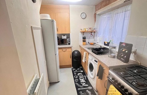 Canning Town Apartment | 2 Bed-sleeps5-free Parking-10 min Walk Underground