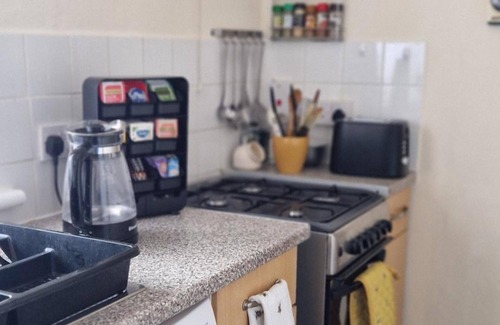 Canning Town Apartment | 2 Bed-sleeps5-free Parking-10 min Walk Underground