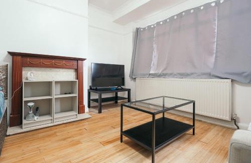 Hanger Hill Apartment | 2 Bed, Wembley, Ealing, London