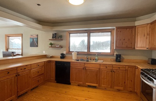 Homer Apartment | 2 bed with amazing views of bay & glacier, hot tub, private deck & fish storage