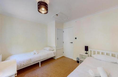 Rotherhithe Apartment | 2 Bed with Garden & Free Parking near the Thames