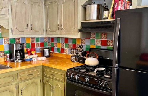 Las Cruces House | 2 bed with W/D, pets ok, 5 min to Farmers Market