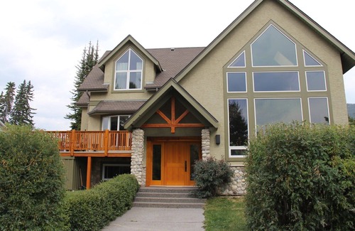 Banff Apartment | 2 Bedroom 1.5 Bathroom Private Suite Banff AB - Wolf Den Bed & Breakfast Suite A