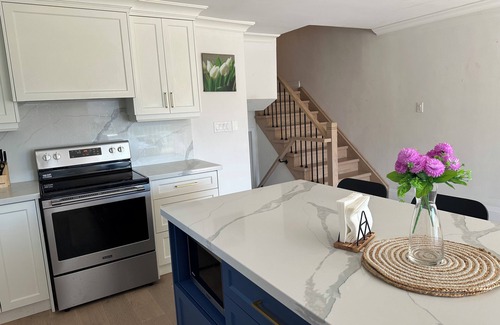 Mississauga House | 2 Bedroom 1 Bathroom house with self check in