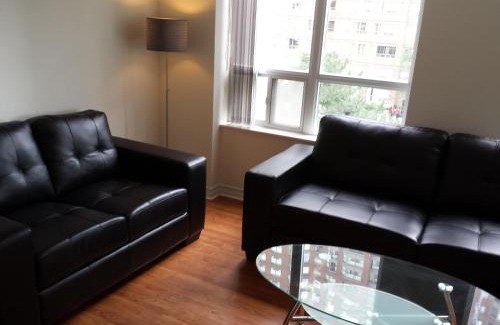 Downtown Mississauga Apartment | 2 Bedroom 1 Bathroom Prime Location in Mississauga