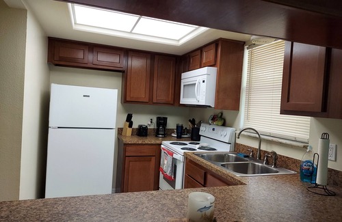 Crystal River Apartment | 2 Bedroom, 1 Full Bath with fenced in yard. Close to Springs, Boat ramp & Beach.