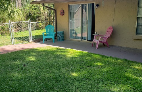 Crystal River Apartment | 2 Bedroom, 1 Full Bath with fenced in yard. Close to Springs, Boat ramp & Beach.