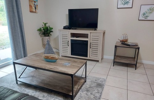 Crystal River Apartment | 2 Bedroom, 1 Full Bath with fenced in yard. Close to Springs, Boat ramp & Beach.