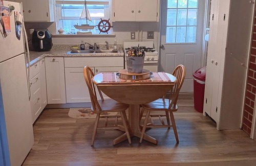 Gypsum Cottage | 2 bedroom, 1 side of a duplex cottage, in Catawba, beach 500 ft away.