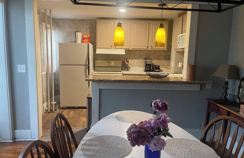 Des Moines Apartment | 2-bedroom 19th centry Victorian apartment Des Moines with AC, WiFi