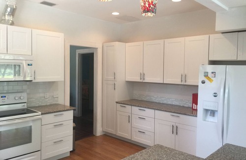 Bradenton Cottage | 2 Bedroom 2.5 Bath (sleeps 4) Historic home by Riverwalk & Parks (min.30 nights)