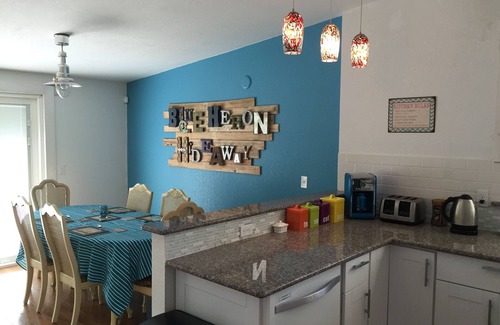 Bradenton Cottage | 2 Bedroom 2.5 Bath (sleeps 4) Historic home by Riverwalk & Parks (min.30 nights)