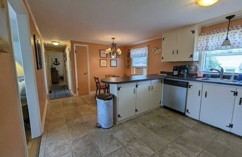 Dennis Port House | 2 Bedroom, 2 Bath, 1100 sqft, sun porch, eat in kitchen, Washer/Dryer, Gas Grill