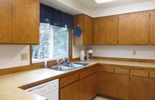 Florence House | 2 Bedroom, 2 bath, 2 car garage, on private lot with fenced yard - Osprey Pines
