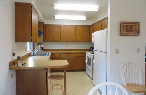 Florence House | 2 Bedroom, 2 bath, 2 car garage, on private lot with fenced yard - Osprey Pines