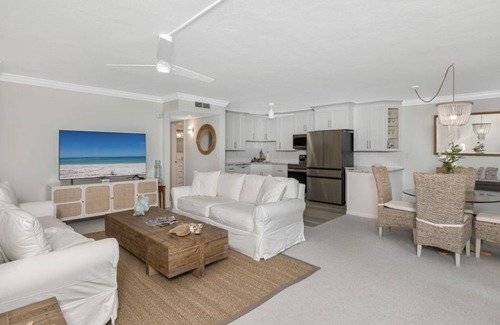 Moorings Condo | 2 bedroom/2 bath condo steps away from Moorings Private Beach Club in Naples