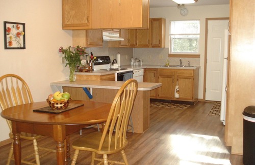 Shields Condo | 2 Bedroom 2 Bath Condo 15 mins to the hospitals in Saginaw.