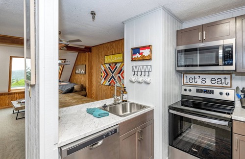 Snowshoe Condo | 2 bedroom/2 bath Cozy Retreat on Snowshoe Mountain! Only Unit with Private Deck!