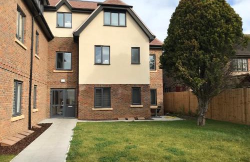 London Borough of Bromley Apartment | 2 Bedroom 2 bathroom Apartment 8 including free parking