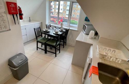 London Borough of Bromley Apartment | 2 Bedroom 2 bathroom Apartment 8 including free parking