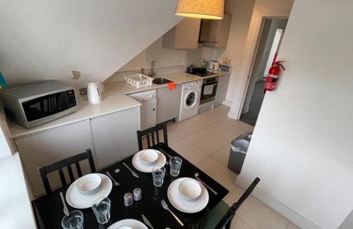 London Borough of Bromley Apartment | 2 Bedroom 2 bathroom Apartment 8 including free parking