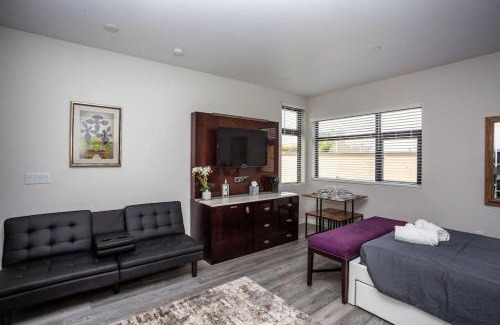 Bankers Hill Apartment | 2 Bedroom, 2 Bathroom Detached Apt Max 7 Sleepers
