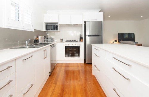 Norfolk Island Ski Chalet | 2 bedroom 2 bathroom house with wide verandah, sea views, incl car