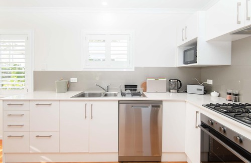 Norfolk Island Ski Chalet | 2 bedroom 2 bathroom house with wide verandah, sea views, incl car